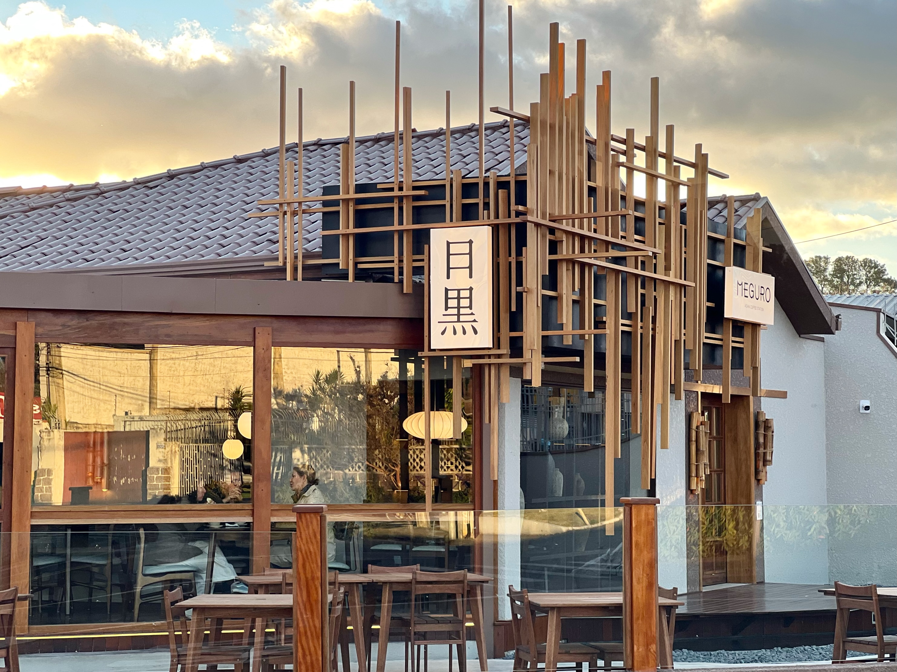Fachada do Meguro Café